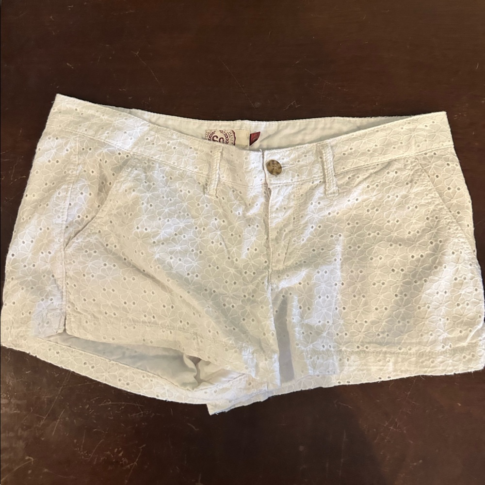 SO White Flower Junior’s Shorts, size 13
